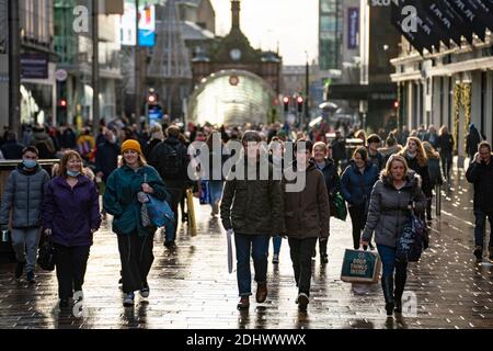 Glasgow, Schottland, Großbritannien. 12 Dezember 2021. Am ersten Tag nach Glasgow Lockdown reduziert auf Ebene 3 , Geschäfte im Stadtzentrum sind geöffnet und viele Weihnachtseinkäufer sind auf den Straßen gesehen . Buchanan Street und Argyle Street sind besonders belebt. Iain Masterton/Alamy Live News Stockfoto