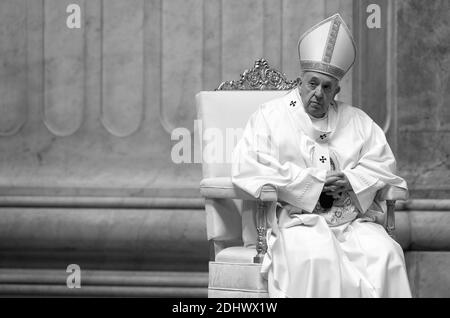 Rom, Italien. Dezember 2020. 12. Dezember 2020 : Papst Franziskus kommt, um die Messe anlässlich des Festes unserer Lieben Frau von Guadalupe in der Petersbasilika im Vatikan zu feiern Credit: Independent Photo Agency/Alamy Live News Stockfoto