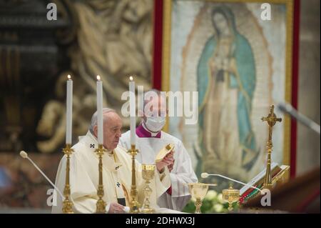 Rom, Italien. Dezember 2020. 12. Dezember 2020 : Papst Franziskus kommt, um die Messe anlässlich des Festes unserer Lieben Frau von Guadalupe in der Petersbasilika im Vatikan zu feiern Credit: Independent Photo Agency/Alamy Live News Stockfoto