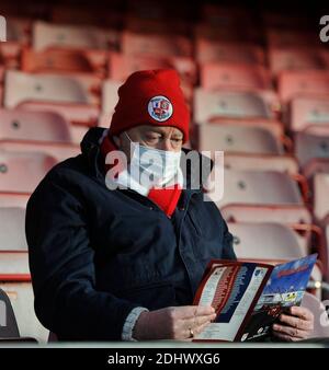 Crawley UK 12. Dezember 2020 - Fans in ihren Sitzen auf ihre Rückkehr zum Fußball heute, wo eine begrenzte Anzahl erlaubt waren, in während der Sky Bet EFL League zwei Spiel zwischen Crawley Town und Barrow AFC im People's Pension Stadium - nur für redaktionelle Verwendung. Keine Verkaufsförderung. - für Details kontaktieren Sie Football Dataco : Credit Simon Dack TPI / Alamy Live News Stockfoto