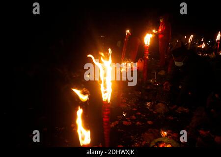 Kathmandu, Nepal. Dezember 2020. Nepalesische Gläubige zünden am Samstag, den 12. Dezember 2020, während des Bala Chaturdashi Festivals im Pashupathinath Tempel in Kathmandu, Nepal, eine traditionelle Lampe an, um an ihre verstorbenen Geliebten zu erinnern. Bala Chaturdashi Festival wird in Erinnerung an die verstorbenen Geliebten beobachtet, ein Glaube, dass durch die Durchführung von Ritualen die verstorbenen Seelen einen besseren Platz im Himmel zu sichern. Kredit: Skanda Gautam/ZUMA Wire/Alamy Live Nachrichten Stockfoto