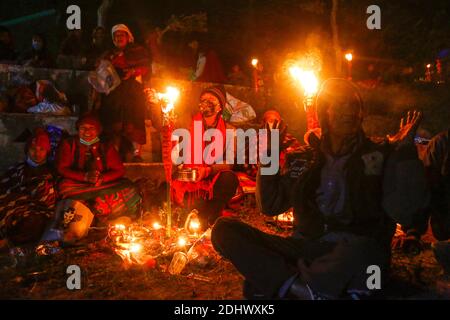 Kathmandu, Nepal. Dezember 2020. Nepalesische Gläubige zünden am Samstag, den 12. Dezember 2020, während des Bala Chaturdashi Festivals im Pashupathinath Tempel in Kathmandu, Nepal, eine traditionelle Lampe an, um an ihre verstorbenen Geliebten zu erinnern. Bala Chaturdashi Festival wird in Erinnerung an die verstorbenen Geliebten beobachtet, ein Glaube, dass durch die Durchführung von Ritualen die verstorbenen Seelen einen besseren Platz im Himmel zu sichern. Kredit: Skanda Gautam/ZUMA Wire/Alamy Live Nachrichten Stockfoto