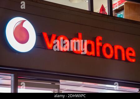 München, Deutschland, 23.11.2020. Vodafone Logo eines Vodafone Stores im Zentrum von München bei Nacht. Stockfoto