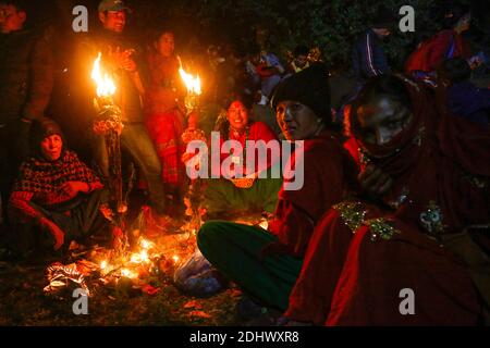 Kathmandu, Nepal. Dezember 2020. Nepalesische Gläubige zünden am Samstag, den 12. Dezember 2020, während des Bala Chaturdashi Festivals im Pashupathinath Tempel in Kathmandu, Nepal, eine traditionelle Lampe an, um an ihre verstorbenen Geliebten zu erinnern. Bala Chaturdashi Festival wird in Erinnerung an die verstorbenen Geliebten beobachtet, ein Glaube, dass durch die Durchführung von Ritualen die verstorbenen Seelen einen besseren Platz im Himmel zu sichern. Kredit: Skanda Gautam/ZUMA Wire/Alamy Live Nachrichten Stockfoto