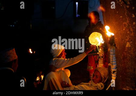 Kathmandu, Nepal. Dezember 2020. Nepalesische Gläubige zünden am Samstag, den 12. Dezember 2020, während des Bala Chaturdashi Festivals im Pashupathinath Tempel in Kathmandu, Nepal, eine traditionelle Lampe an, um an ihre verstorbenen Geliebten zu erinnern. Bala Chaturdashi Festival wird in Erinnerung an die verstorbenen Geliebten beobachtet, ein Glaube, dass durch die Durchführung von Ritualen die verstorbenen Seelen einen besseren Platz im Himmel zu sichern. Kredit: Skanda Gautam/ZUMA Wire/Alamy Live Nachrichten Stockfoto