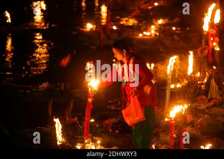 Kathmandu, Nepal. Dezember 2020. Nepalesische Gläubige zünden am Samstag, den 12. Dezember 2020, während des Bala Chaturdashi Festivals im Pashupathinath Tempel in Kathmandu, Nepal, eine traditionelle Lampe an, um an ihre verstorbenen Geliebten zu erinnern. Bala Chaturdashi Festival wird in Erinnerung an die verstorbenen Geliebten beobachtet, ein Glaube, dass durch die Durchführung von Ritualen die verstorbenen Seelen einen besseren Platz im Himmel zu sichern. Kredit: Skanda Gautam/ZUMA Wire/Alamy Live Nachrichten Stockfoto