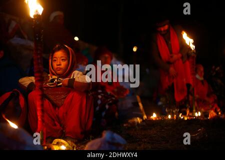 Kathmandu, Nepal. Dezember 2020. Nepalesische Gläubige zünden am Samstag, den 12. Dezember 2020, während des Bala Chaturdashi Festivals im Pashupathinath Tempel in Kathmandu, Nepal, eine traditionelle Lampe an, um an ihre verstorbenen Geliebten zu erinnern. Bala Chaturdashi Festival wird in Erinnerung an die verstorbenen Geliebten beobachtet, ein Glaube, dass durch die Durchführung von Ritualen die verstorbenen Seelen einen besseren Platz im Himmel zu sichern. Kredit: Skanda Gautam/ZUMA Wire/Alamy Live Nachrichten Stockfoto