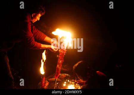 Kathmandu, Nepal. Dezember 2020. Nepalesische Gläubige zünden am Samstag, den 12. Dezember 2020, während des Bala Chaturdashi Festivals im Pashupathinath Tempel in Kathmandu, Nepal, eine traditionelle Lampe an, um an ihre verstorbenen Geliebten zu erinnern. Bala Chaturdashi Festival wird in Erinnerung an die verstorbenen Geliebten beobachtet, ein Glaube, dass durch die Durchführung von Ritualen die verstorbenen Seelen einen besseren Platz im Himmel zu sichern. Kredit: Skanda Gautam/ZUMA Wire/Alamy Live Nachrichten Stockfoto