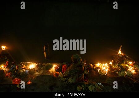 Kathmandu, Nepal. Dezember 2020. Nepalesische Gläubige zünden am Samstag, den 12. Dezember 2020, während des Bala Chaturdashi Festivals im Pashupathinath Tempel in Kathmandu, Nepal, eine traditionelle Lampe an, um an ihre verstorbenen Geliebten zu erinnern. Bala Chaturdashi Festival wird in Erinnerung an die verstorbenen Geliebten beobachtet, ein Glaube, dass durch die Durchführung von Ritualen die verstorbenen Seelen einen besseren Platz im Himmel zu sichern. Kredit: Skanda Gautam/ZUMA Wire/Alamy Live Nachrichten Stockfoto