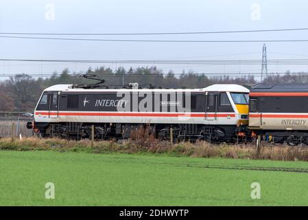 Ehemalige BR-Klasse 90 90002 in BR Inter-City Lackierung gesehen In Winwick an der West Coast Main Line, die eine schleppt railtour mit dem Titel The Royal Scot von London nach Stockfoto