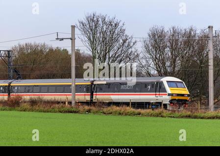 Ehemalige BR-Klasse 90 90002 in BR Inter-City Lackierung gesehen In Winwick an der West Coast Main Line, die eine schleppt railtour mit dem Titel The Royal Scot von London nach Stockfoto