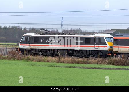 Ehemalige BR-Klasse 90 90002 in BR Inter-City Lackierung gesehen In Winwick an der West Coast Main Line, die eine schleppt railtour mit dem Titel The Royal Scot von London nach Stockfoto