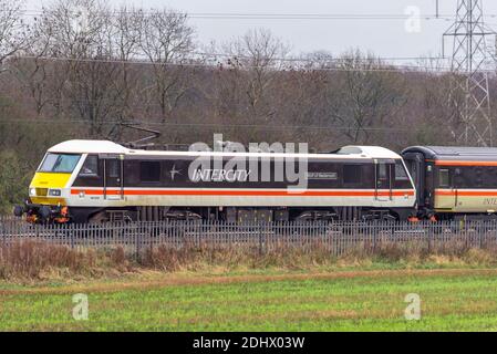 Ehemalige BR-Klasse 90 90002 in BR Inter-City Lackierung gesehen In Winwick an der West Coast Main Line, die eine schleppt railtour mit dem Titel The Royal Scot von London nach Stockfoto