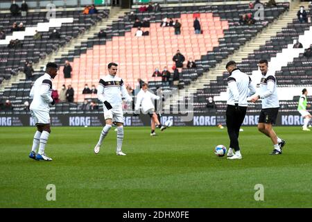 MILTON KEYNES, ENGLAND. DEZEMBER. Milton Keynes Dons Spieler wärmen sich vor der Sky Bet League ein Spiel zwischen MK Dons und Burton Albion im Stadium MK, Milton Keynes am Samstag 12. Dezember 2020 auf. (Kredit: John Cripps - MI News) Kredit: MI Nachrichten & Sport /Alamy Live Nachrichten Stockfoto