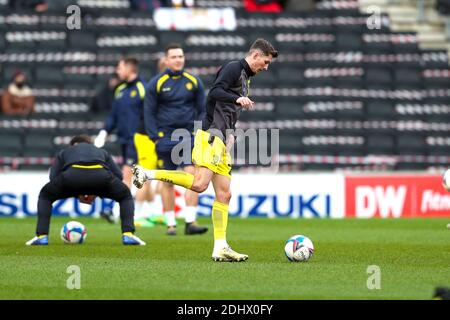 MILTON KEYNES, ENGLAND. DEZEMBER. Burton Albion Spieler wärmen sich vor der Sky Bet League ein Spiel zwischen MK Dons und Burton Albion im Stadium MK, Milton Keynes am Samstag 12. Dezember 2020 auf. (Kredit: John Cripps - MI News) Kredit: MI Nachrichten & Sport /Alamy Live Nachrichten Stockfoto