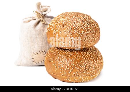 Frisches Brötchen, bestreut mit Sesamsamen auf weißem Hintergrund mit weichem Schatten Stockfoto