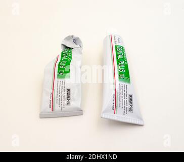 GOMEL, WEISSRUSSLAND - 12. DEZEMBER 2020: Japanische Zahnpasta Dental Police DX neu und gebraucht. DENTAL POLIS DX Medizinische Zahnpasta Propolis Extrakt. Stockfoto