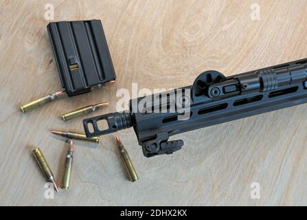 AR-15 schwarzes Gewehr mit Munition und geladenem Magazin Stockfoto