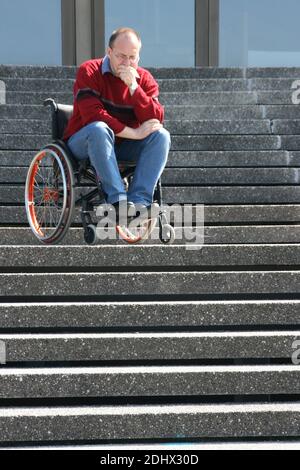 Rollstuhlfahrer hat mit einer Treppe, MR: Ja Stockfoto