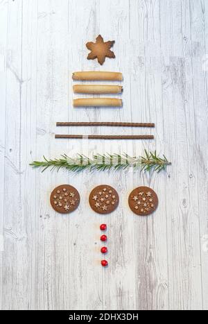 Konzeptioneller Weihnachtsbaum aus Keksen und Tannennadeln Auf Holztisch Hintergrund von oben Stockfoto
