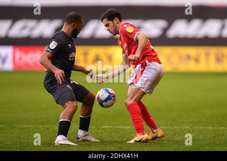 NOTTINGHAM, ENGLAND. 12. DEZEMBER Yuri Ribeiro aus Nottingham Forest kämpft am Samstag, 12. Dezember 2020, gegen Bryan Mbeumo aus Brentford während des Sky Bet Championship-Spiels zwischen Nottingham Forest und Brentford am City Ground, Nottingham. (Kredit: Jon Hobley - MI News) Kredit: MI Nachrichten & Sport /Alamy Live Nachrichten Stockfoto