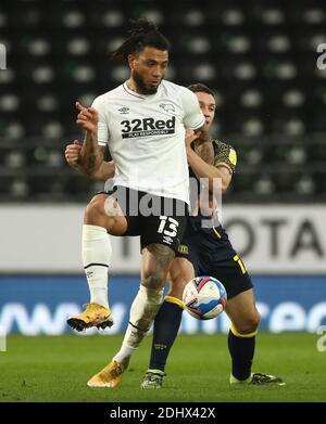 Colin Kazim-Richards von Derby County (links) und James Chester von Stoke City kämpfen während des Sky Bet Championship-Spiels im Pride Park, Derby, um den Ball. Stockfoto