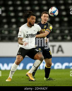 Colin Kazim-Richards von Derby County (links) und James Chester von Stoke City kämpfen während des Sky Bet Championship-Spiels im Pride Park, Derby, um den Ball. Stockfoto