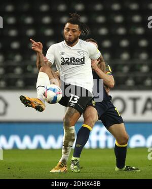 Colin Kazim-Richards von Derby County (links) und James Chester von Stoke City kämpfen während des Sky Bet Championship-Spiels im Pride Park, Derby, um den Ball. Stockfoto