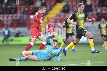 Crawley UK 12. Dezember 2020 - Max Watters of Crawley erzielt das Eröffnungstor an Torhüter Joel Dixon von Barrow während des Spiels der Sky Bet EFL League Two zwischen Crawley Town und Barrow AFC im People's Pension Stadium - nur redaktionelle Verwendung. Kein Merchandising. Für Football Images gelten die FA- und Premier League-Einschränkungen, inc. Keine Nutzung des Internets/Mobilgeräts ohne FAPL-Lizenz. Für weitere Informationen wenden Sie sich bitte an Football Dataco: Credit Simon Dack Telephoto Images / Alamy Live News Stockfoto