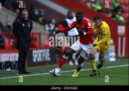 Charlton Athletic's Omar Bogle und AFC Wimbledon's Steve Seddon kämpfen um den Ball, während Charlton Athletic Manager Lee Bowyer (links) während des Sky Bet League One Matches im Valley, London, anschaut. Stockfoto