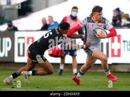 Scarlets' Steff Evans wird von Bath Rugby's Anthony Watson während des European Champions Cup, Pool EIN Spiel auf dem Recreation Ground, Bath, in Angriff genommen. Stockfoto