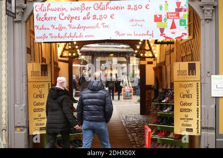 Wernigerode, Deutschland. Dezember 2020. Am dritten Adventwochenende schlendern die Menschen durch die Innenstadt an Geschäften vorbei. Quelle: Matthias Bein/dpa-Zentralbild/dpa/Alamy Live News Stockfoto