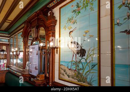 Das Bistro von Château-Gontier-sur-Mayenne (Frankreich) beherbergt Steingut, das zwischen 1880 und 1890 entstanden ist und seit 1890 als historisches Monument gelistet ist. Stockfoto