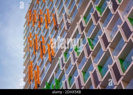 Zwei Maler hängen, die in einem neu erbauten Eigentumswohnungsgebäude arbeiten. Stockfoto