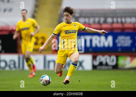 LONDON, ENGLAND. 12. DEZEMBER Alex Woodyard vom AFC Wimbledon tritt den Ball während des Sky Bet League 1-Spiels zwischen Charlton Athletic und AFC Wimbledon im Valley, London am Samstag, 12. Dezember 2020. (Quelle: Juan Gasparini, Mi News) Stockfoto