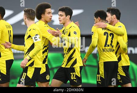 firo: 12.12.2020 Fußball: Fußball: 1. Bundesliga, Saison 2020/21 BVB, Borussia Dortmund - VfB Stuttgart Giovanni Reyna, schießt, das, Tor, zu, 1: 1, jubiliert, jubeln, mit, und, Marco Reus, Axel Witsel, Jude Bellingham, Mats Hummels Foto: ValeriaWitters / Pool weltweit im Einsatz Stockfoto