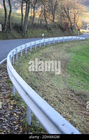 Kurvige Straße durch das Wintersportgebiet hohe Acht während Spätherbst Stockfoto