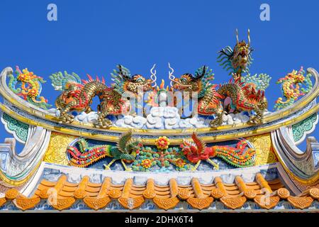 Schöner chinesischer Tempel an einem sonnigen Tag Stockfoto