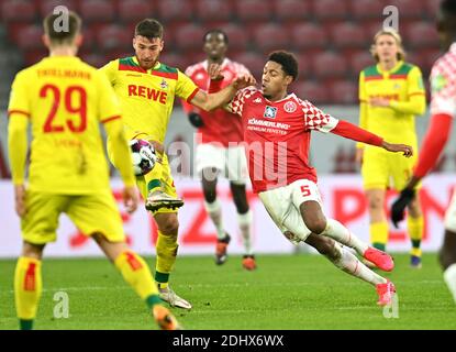 Mainz, Deutschland. Dezember 2020. Fußball: Bundesliga, FSV Mainz 05 - 1 FC Köln, 11. Spieltag. Der Mainzer Jean-Paul Boetius spielt gegen den Kölner Jan Thielmann. Quelle: Torsten Silz/dpa - WICHTIGER HINWEIS: Gemäß den Bestimmungen der DFL Deutsche Fußball Liga und des DFB Deutscher Fußball-Bund ist es untersagt, im Stadion und/oder aus dem Spiel aufgenommene Aufnahmen in Form von Sequenzbildern und/oder videoähnlichen Fotoserien zu nutzen oder auszunutzen./dpa/Alamy Live News Stockfoto