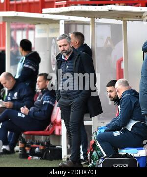 Crawley UK 12. Dezember 2020 - Barrow-Manager David Dunn während des Sky Bet EFL League Two-Spiels zwischen Crawley Town und Barrow AFC im People's Pension Stadium - nur für redaktionelle Verwendung. Keine Verkaufsförderung. Für Football-Bilder gelten die Einschränkungen von FA und Premier League. Keine Internet-/Mobilnutzung ohne FAPL-Lizenz - für Details wenden Sie sich bitte an Football Dataco : Credit Simon Dack TPI / Alamy Live News Stockfoto