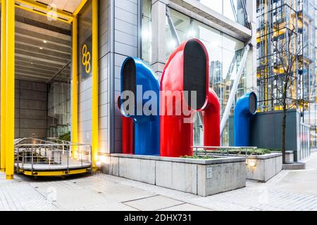 Mehrfarbige Lüftungsschlitze außerhalb 88 Woodstreet, City of London Stockfoto
