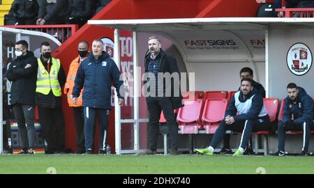 Crawley UK 12. Dezember 2020 - Barrow-Manager David Dunn (Mitte) während des zweiten Spiels der Sky Bet EFL League zwischen Crawley Town und Barrow AFC im People's Pension Stadium - nur für redaktionelle Verwendung. Keine Verkaufsförderung. Für Football-Bilder gelten die Einschränkungen von FA und Premier League. Keine Internet-/Mobilnutzung ohne FAPL-Lizenz - für Details wenden Sie sich bitte an Football Dataco : Credit Simon Dack TPI / Alamy Live News Stockfoto