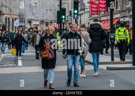 London, Großbritannien. Dezember 2020. Regent Street ist Fußgängerzone, an den letzten Samstagen vor Weihnachten, und Käufer sind jetzt die Geschäfte sind wieder geöffnet. Aber dies sind immer noch schwierige Zeiten für Einzelhändler, wie sie versuchen, aufzuholen, nachdem die zweite Coronavirus Lockdown endet und Tier 3 für London ist eine deutliche Möglichkeit. Kredit: Guy Bell/Alamy Live Nachrichten Stockfoto