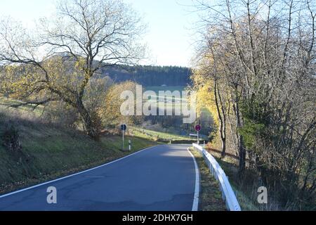 Kurvige Straße durch das Wintersportgebiet hohe Acht während Spätherbst Stockfoto