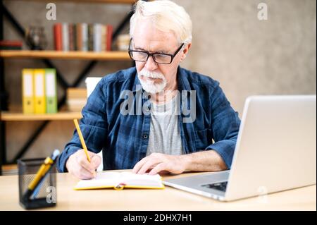 Älterer Mann mit Laptop zum Studieren, Arbeiten Stockfoto