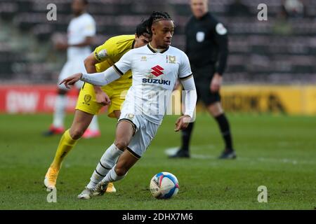 MILTON KEYNES, ENGLAND. DEZEMBER. Milton Keynes Dons David Kasumu während der ersten Hälfte der Sky Bet League ein Spiel zwischen MK Dons und Burton Albion im Stadium MK, Milton Keynes am Samstag, 12. Dezember 2020. (Kredit: John Cripps - MI News) Kredit: MI Nachrichten & Sport /Alamy Live Nachrichten Stockfoto