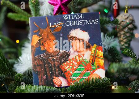 Viersen, Deutschland - 9. Dezember. 2020: Nahaufnahme der Vinylplatte-Cover-Single mit dem berühmten Wham letzten weihnachtslied in verzierten Tannenbäumen Stockfoto