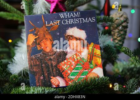 Viersen, Deutschland - 9. Dezember. 2020: Nahaufnahme der Vinylplatte-Cover-Single mit dem berühmten Wham letzten weihnachtslied in verzierten Tannenbäumen Stockfoto