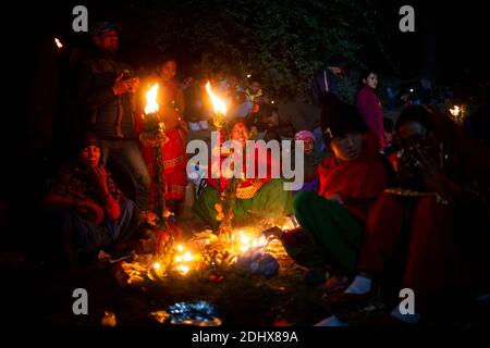 Kathmandu, Nepal. Dezember 2020. Während des Bala Chaturdashi Festivals, inmitten der COVID-19 Pandemie in Kathmandu, Nepal, am 12. Dezember 2020, führen Gläubige ein Ritual am Bagmati Fluss durch. Quelle: Sulav Shrestha/Xinhua/Alamy Live News Stockfoto