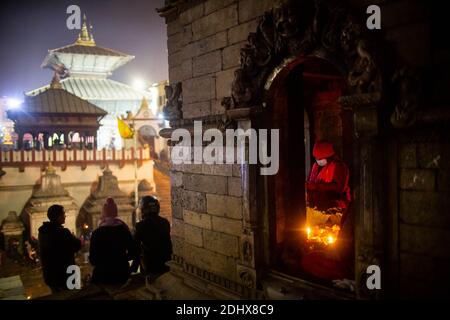 Kathmandu, Nepal. Dezember 2020. Während des Bala Chaturdashi Festivals inmitten der COVID-19 Pandemie in Kathmandu, Nepal, am 12. Dezember 2020, führen Gläubige ein Ritual in den Räumlichkeiten des Pashupatinath Tempels durch. Quelle: Sulav Shrestha/Xinhua/Alamy Live News Stockfoto